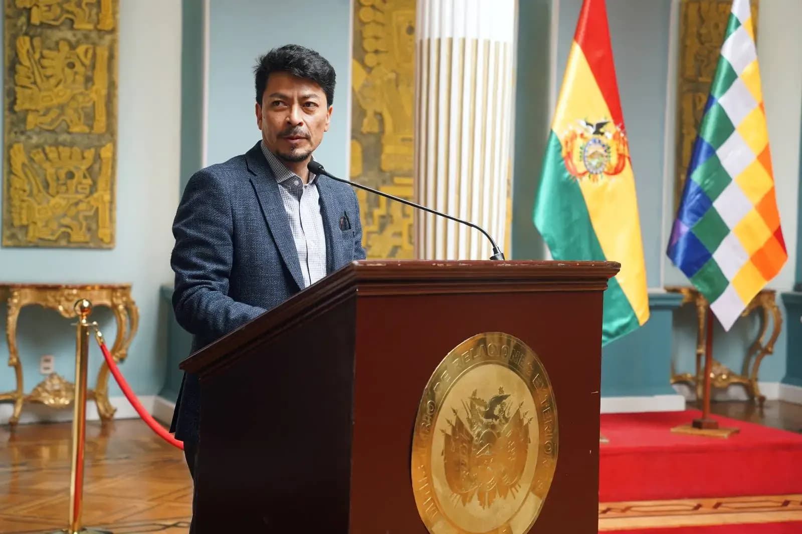 Fotografía de Aramayo toma temporalmente el mando de Defensa