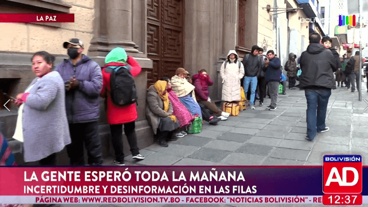 Fotografía de  La ciudadanía espera durante la mañana por la compra de pollo en medio de incertidumbre en La Paz