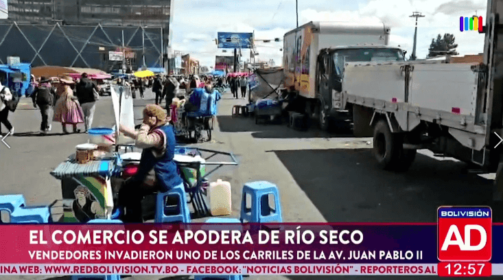 Fotografía de El comercio se apodera de Río Seco; vendedores invaden uno de los carriles en El Alto