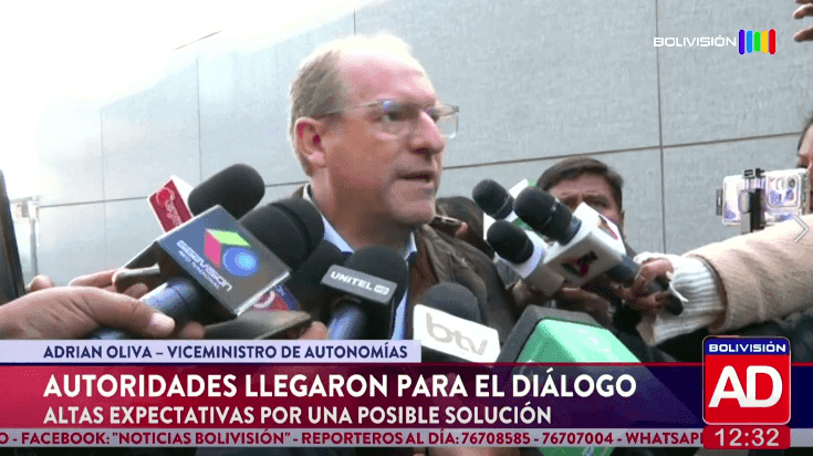 Fotografía de  Autoridades llegan a la sede del diálogo en medio de altas expectativas de solución