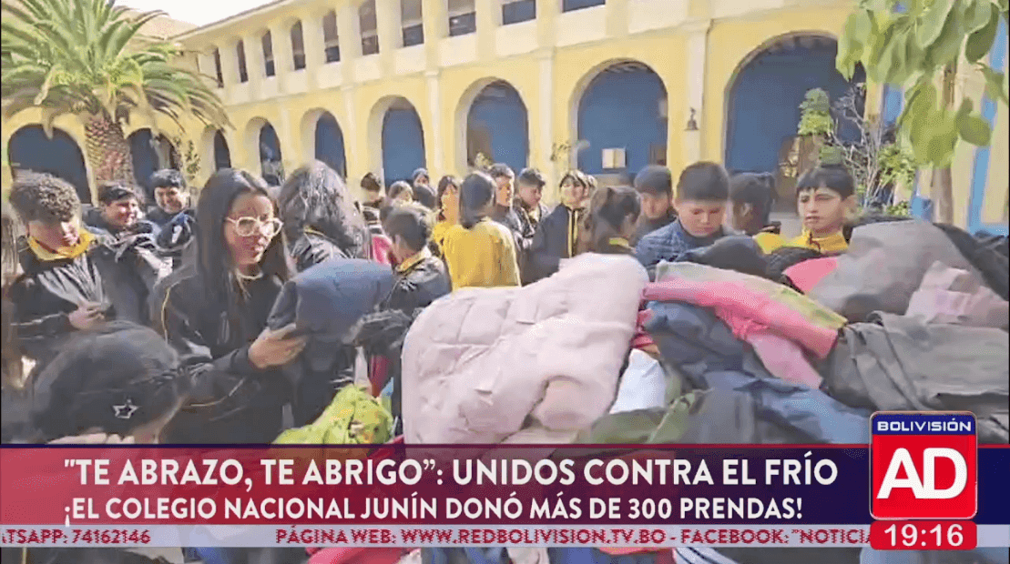Fotografía de El Colegio Nacional Junín de Chuquisaca donó más de 300 prendas para quienes más lo necesitan