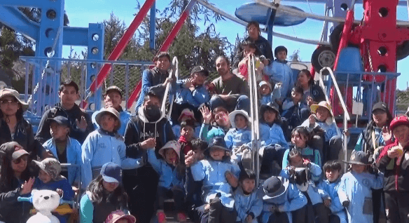 Fotografía de Niños y adolescentes con autismo disfrutan por primera vez de un día en un parque de diversiones
