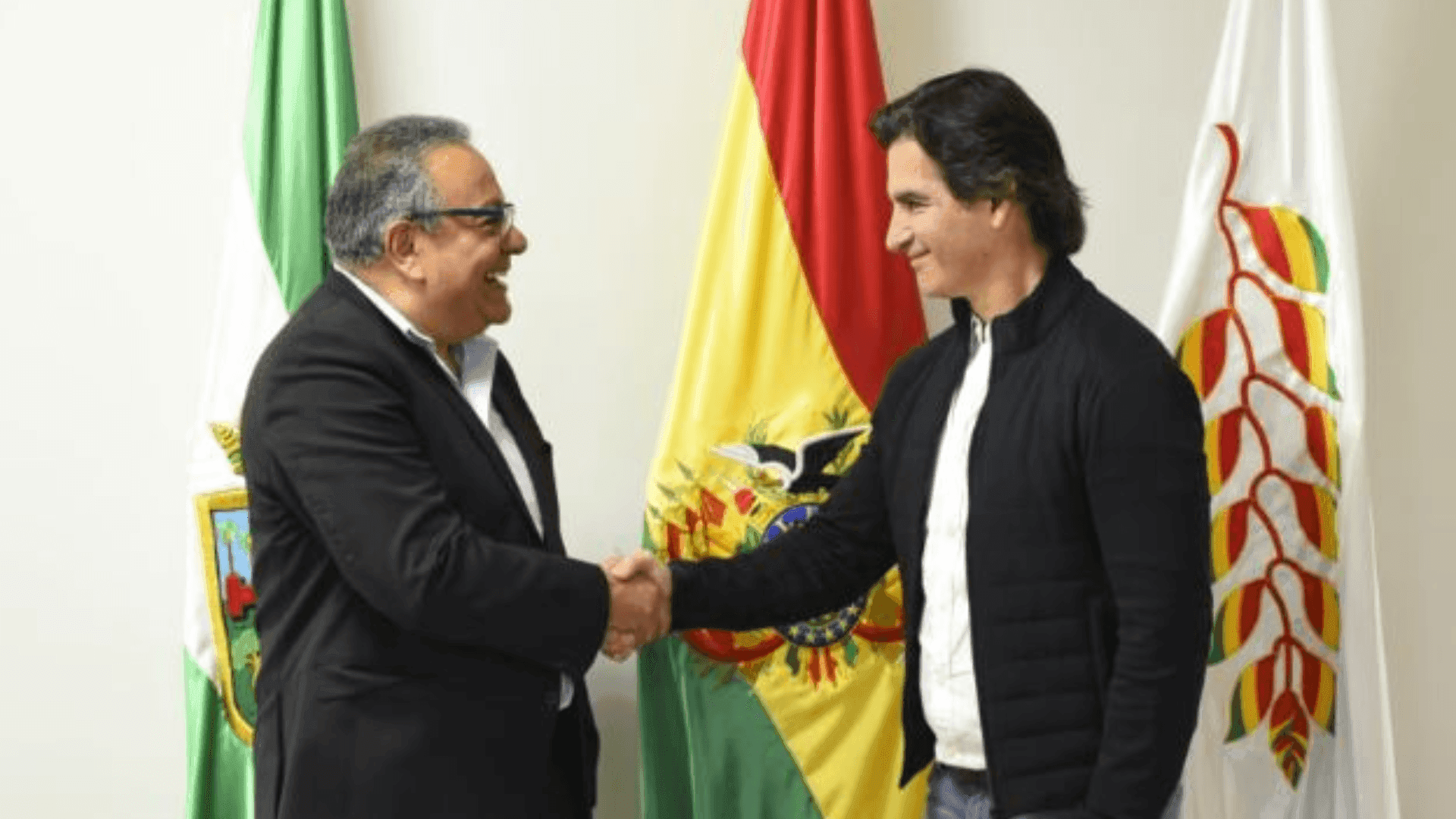 Fotografía de Alcaldía de Santa Cruz y Ministerio de Educación acuerdan dotar 400 antenas Starlink y laboratorios de Física y Química