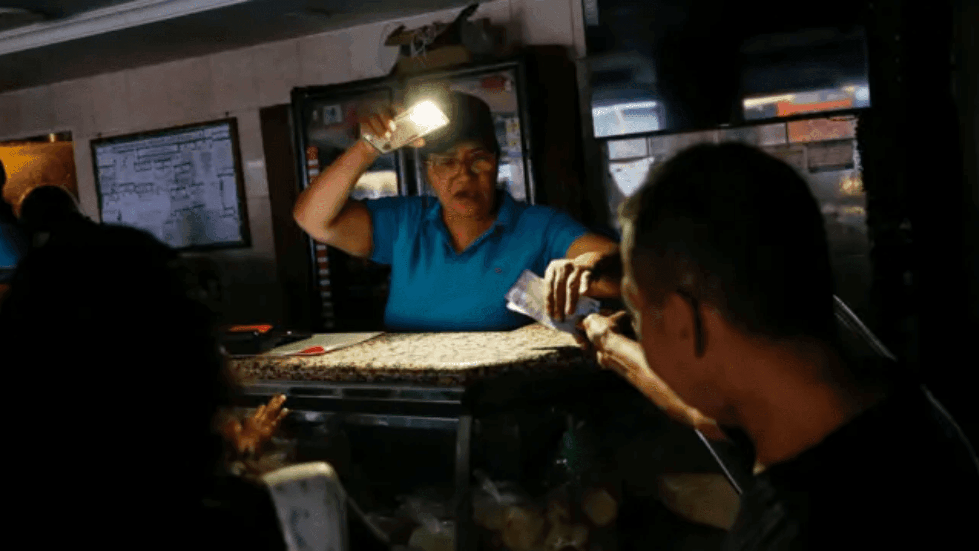 Fotografía de “Esto es una tortura”: venezolanos protestan contra el plan de ahorro eléctrico de Delcy Rodríguez en medio de apagones