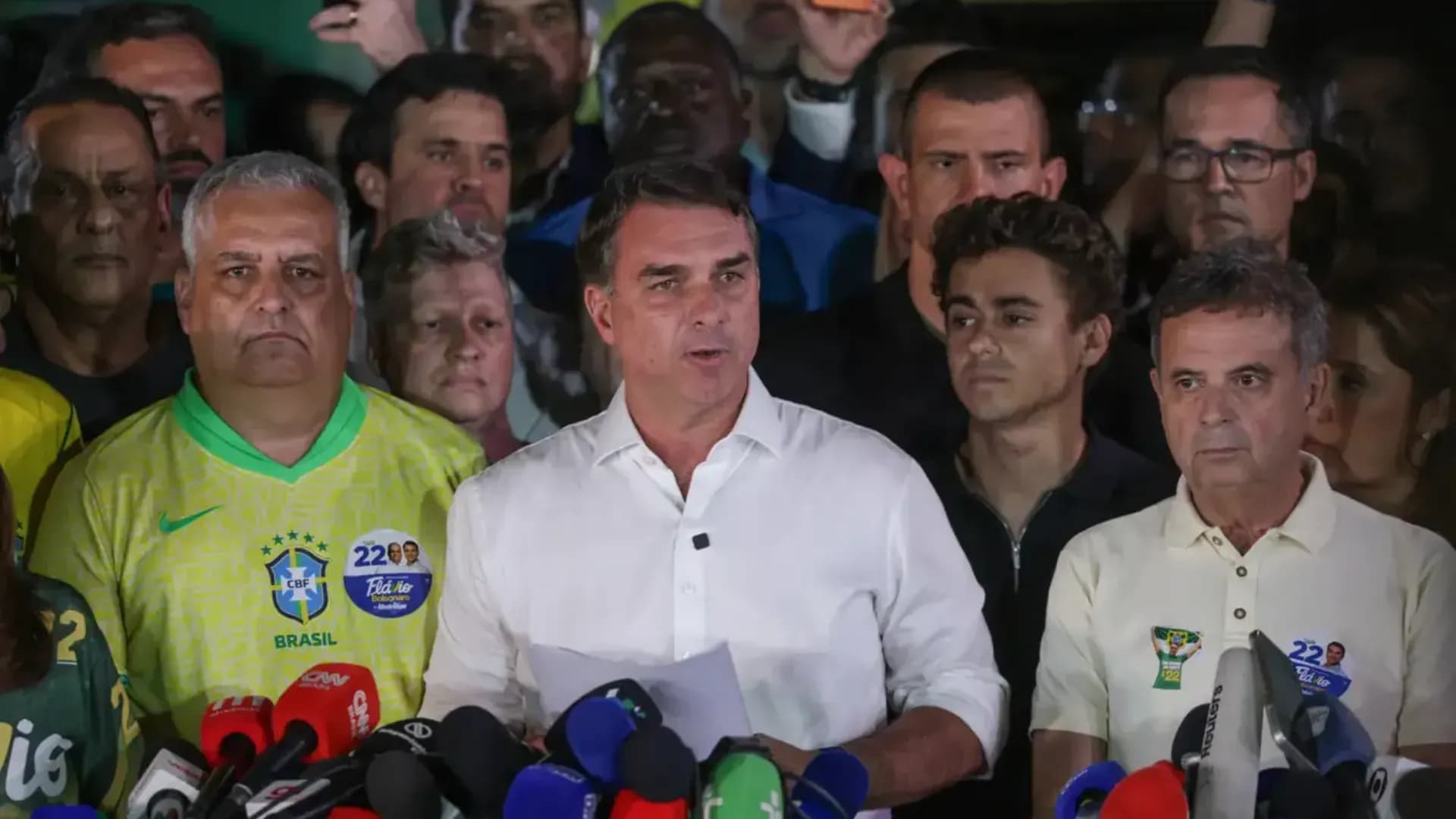 Ordenan a Flávio Bolsonaro entregar su pasaporte en medio de investigaciones por lavado de dinero
