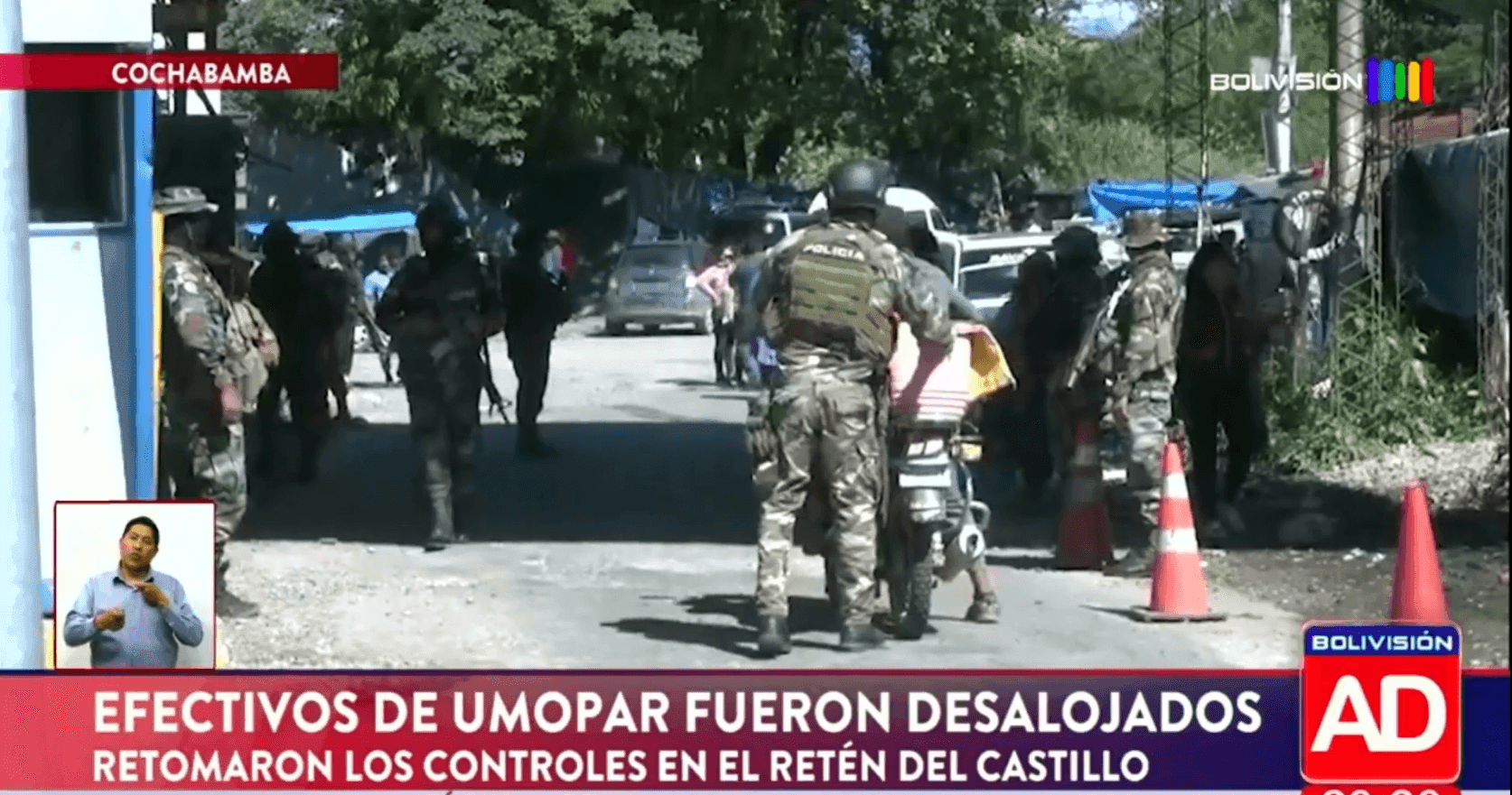 Fotografía de Comunarios desalojan a efectivos de Umopar tras su retorno al retén del Castillo en el Trópico de Cochabamba