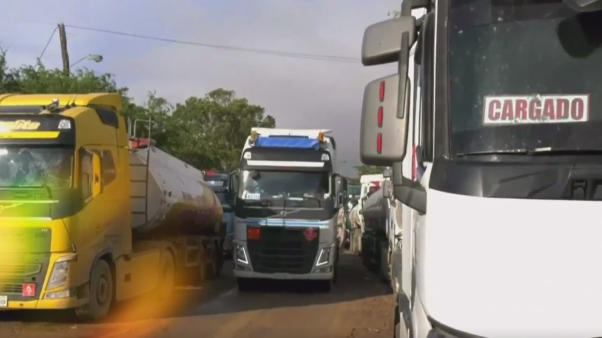 Fotografía de Santa Cruz: Choferes denuncian que YPFB frena descarga de 500 cisternas porque la gasolina importada "no es de calidad"