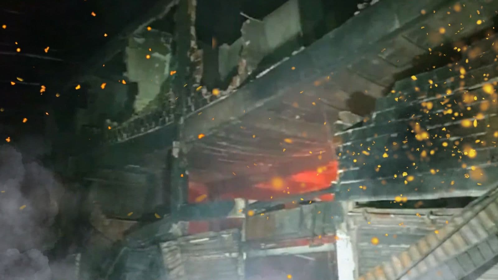 Fotografía de Entre las llamas y la desesperación: comerciantes ingresan al incendio para salvar su mercadería