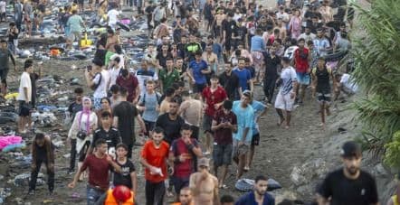 Fotografía de Crisis migratoria en España: miles de personas cruzan la frontera de Ceuta y el Gobierno despliega al Ejército