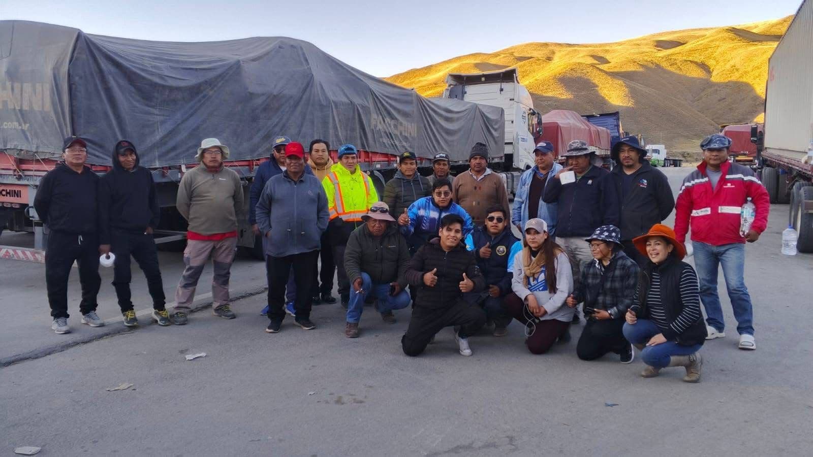Fotografía de Círculo de Mujeres Periodistas lleva ayuda humanitaria a choferes varados por los bloqueos