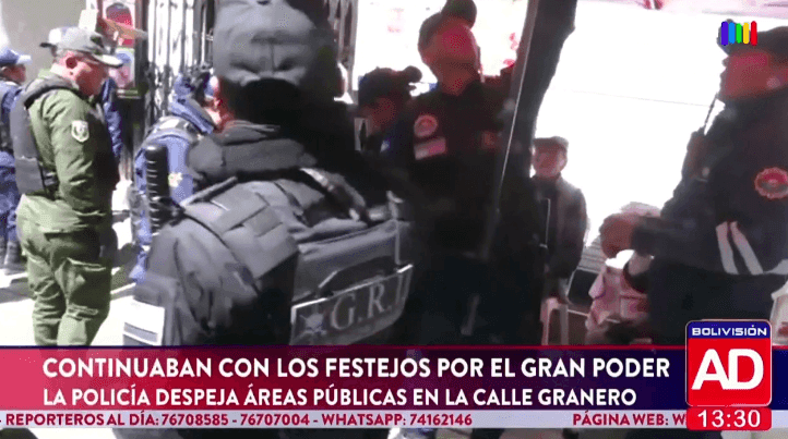 Fotografía de La Policía mantuvo los controles tras la entrada del Gran Poder y despejó espacios públicos