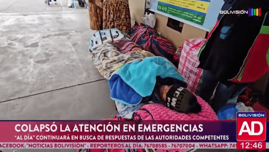 Fotografía de Pacientes esperan en el suelo ante falta de medicamentos e insumos