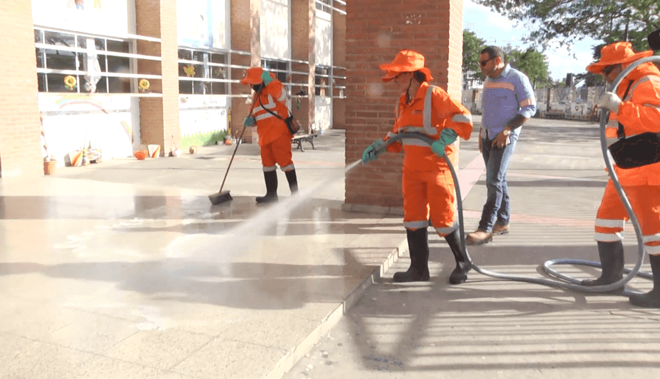 Fotografía de Alcaldía de Santa Cruz realiza limpieza y desinfección en 378 unidades educativas para el retorno a clases
