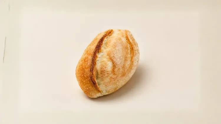 pan en mesa blanca