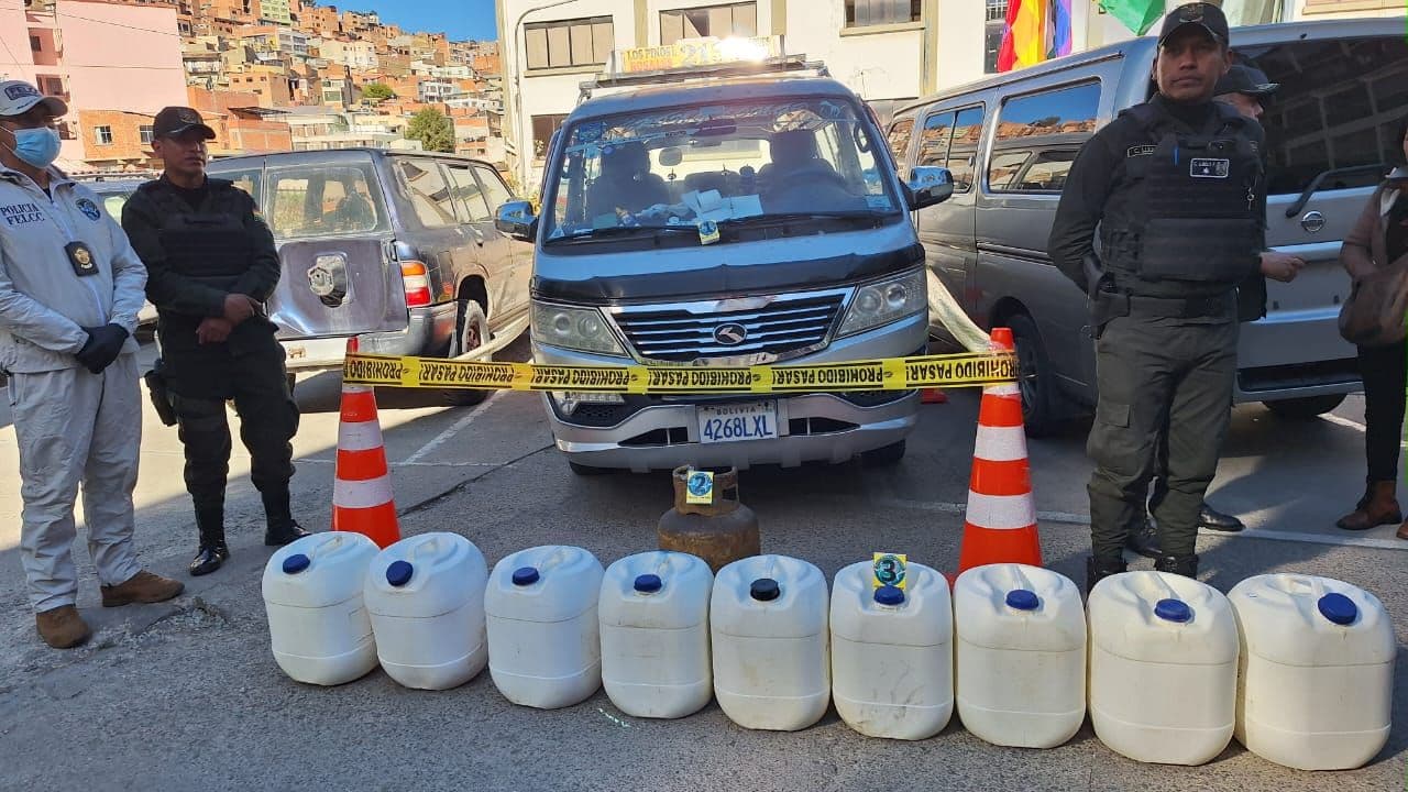 La Paz: Aprehendieron a dos mujeres tras hallar gasolina y 10 bidones con residuos
