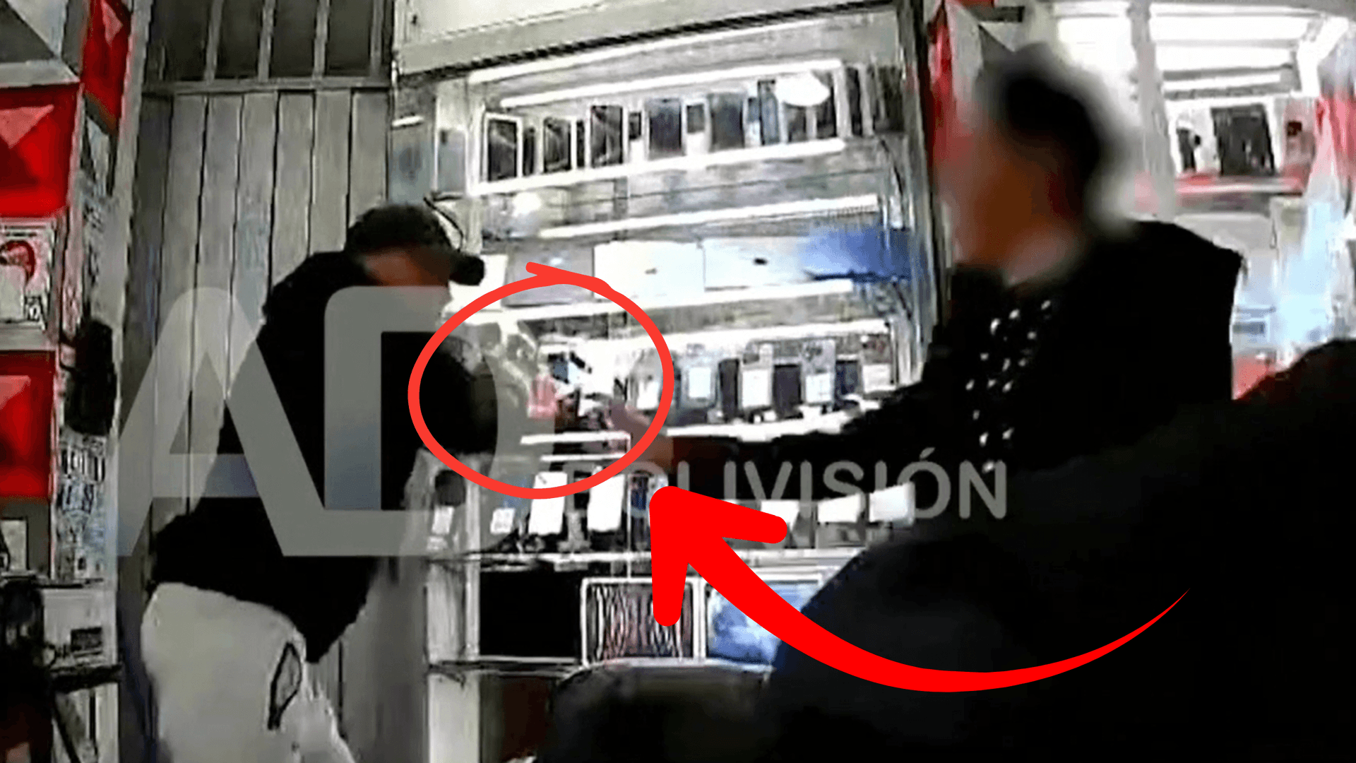 Fotografía de ¡Entró con un arma y salió con los bolsillos llenos de celulares! Así fue el atraco en Eloy Salmón