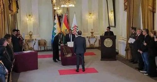 Luis Fernando Camacho fue posesionado como embajador de Bolivia en Paraguay