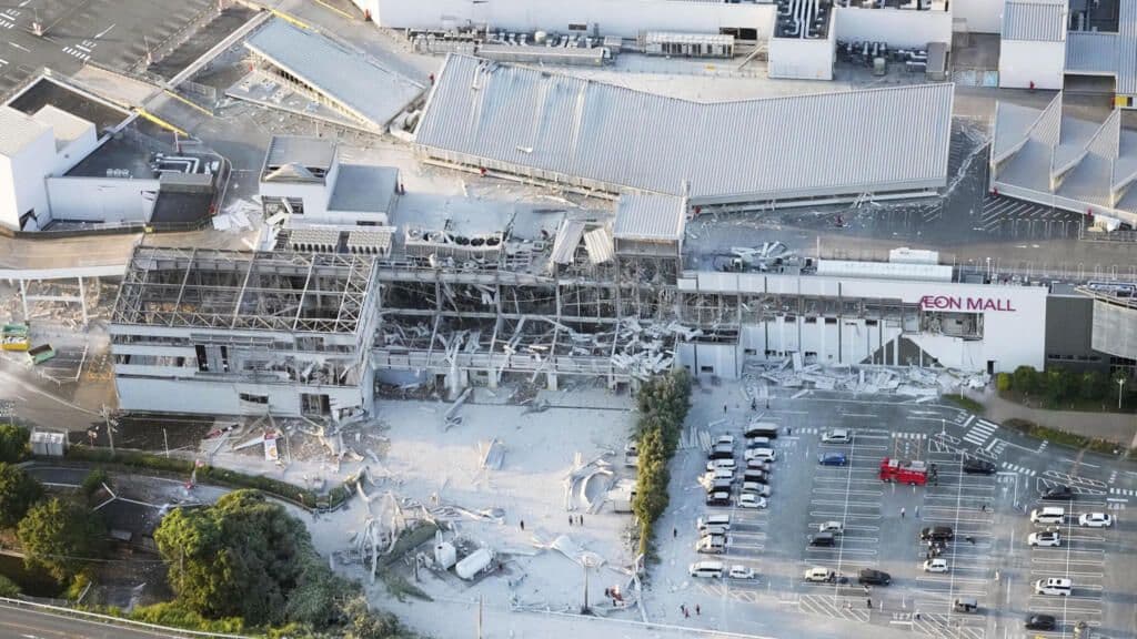 Fotografía de Terremoto en Japón: cámara capta explosión en centro comercial mientras aumenta la cifra de fallecidos