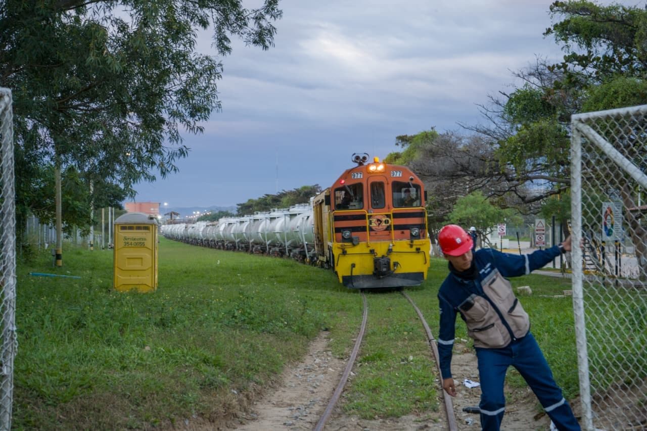 Fotografía de Más de un millón de litros de gasolina llegan por tren a Santa Cruz para reforzar el abastecimiento