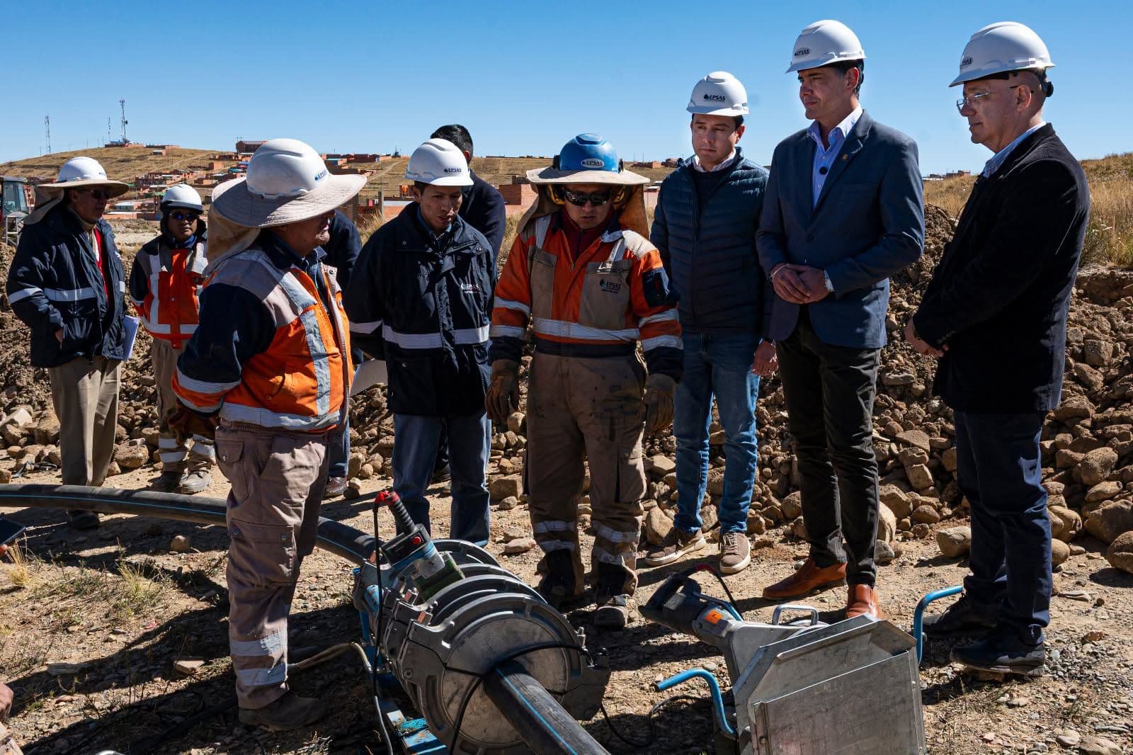 Fotografía de Autoridades inspeccionan proyecto de ampliación de red de agua potable en el Distrito 7 de El Alto
