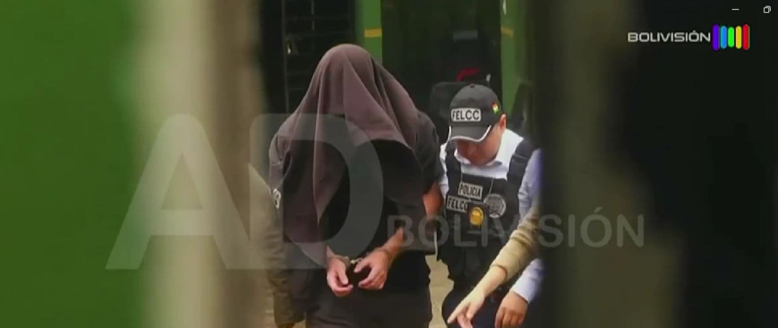 Fotografía de Trasladan a la DELCC al joven aprehendido con 189 kilos de oro en Viru Viru