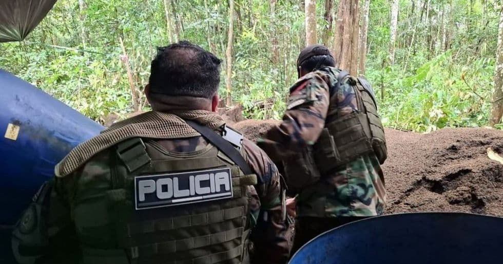 Fotografía de FELCN incauta una avioneta y dos camionetas en operativo en Chimoré