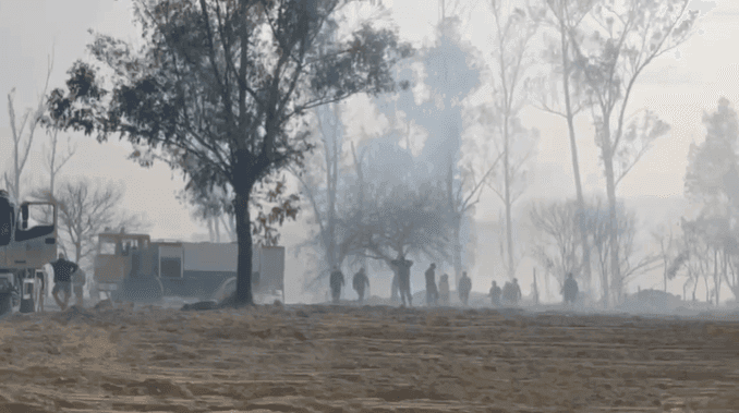 Fotografía de Incendio continúa activo en el barrio Los Chapacos de Tarija; Bomberos trabaja para sofocar las llamas