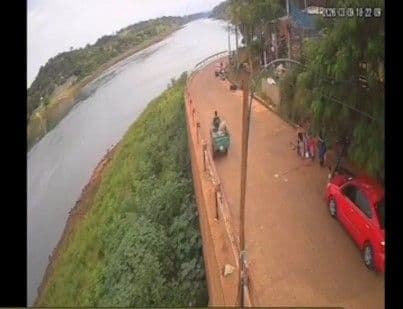 Fotografía de Captan a “7-3” arrojando basura al río Paraná en Ciudad del Este