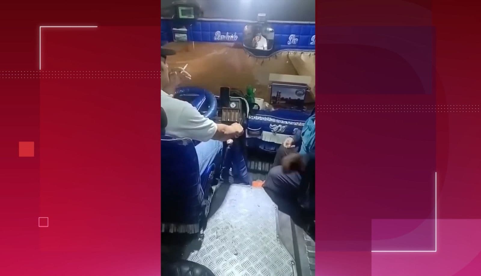 Fotografía de Video muestra a chofer expulsando a estudiantes por reclamar el pasaje de Bs 1