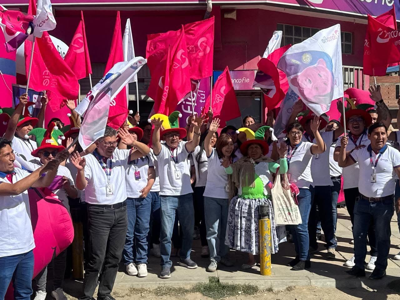 Fotografía de Banco FIE premió a clienta de El Alto con un viaje a México por la promoción “Ahorrar es Jugar a Ganar”