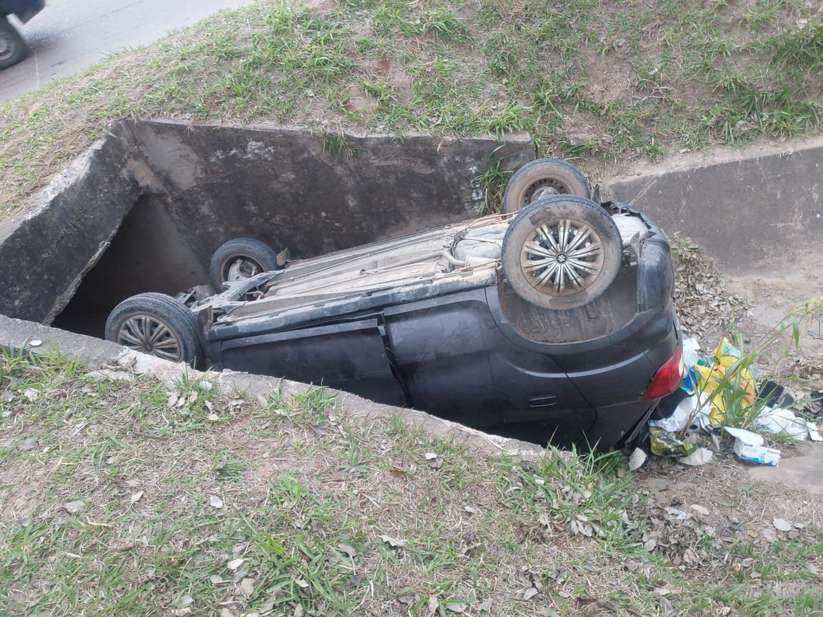 Fotografía de Vehículo termina al borde de un canal de drenaje tras choque con otro motorizado en Santa Cruz