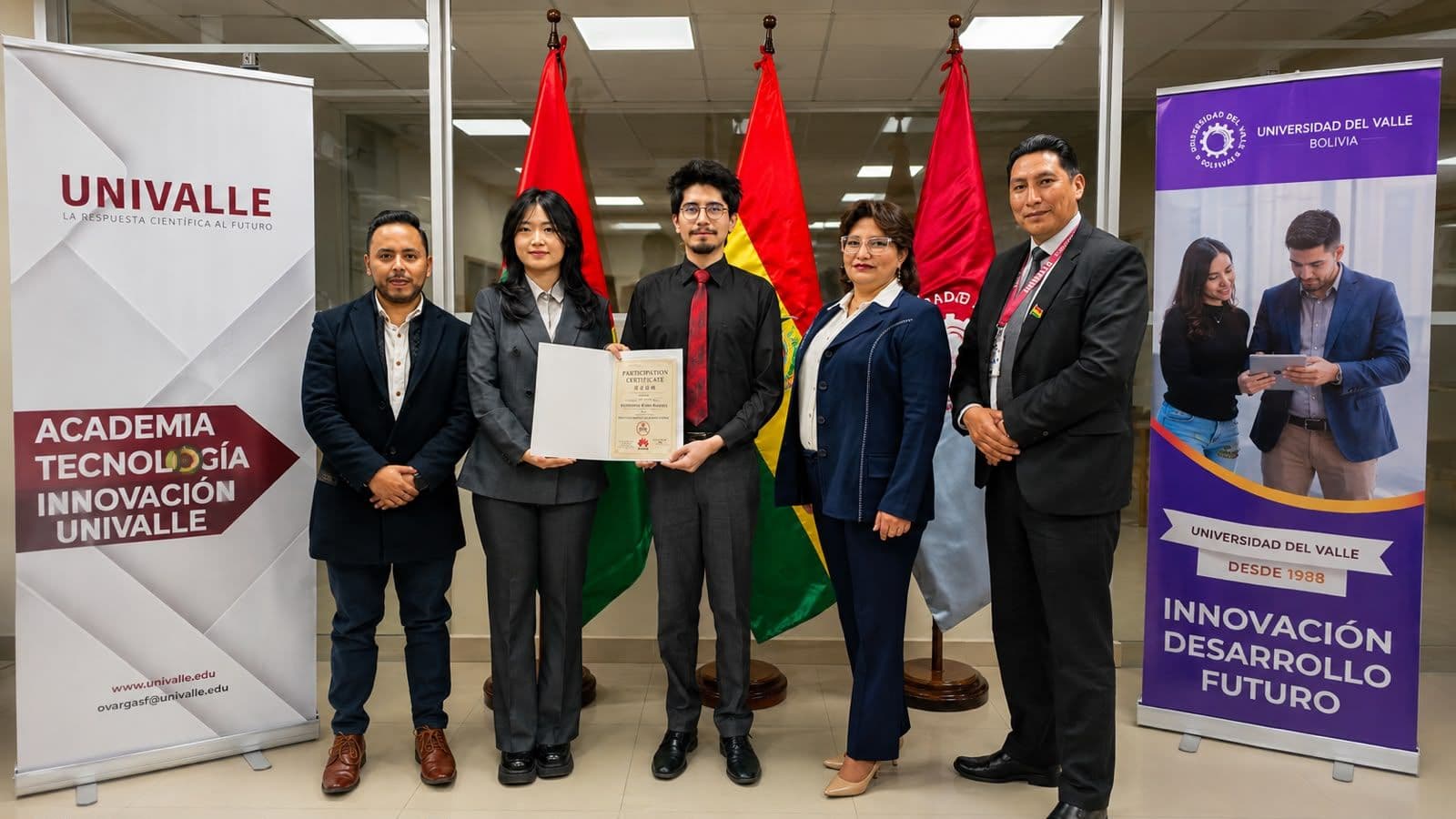 Fotografía de Univalle entrega el primer voucher gratuito de certificación internacional Huawei ICT Academy a un estudiante de Ingeniería en Sistemas