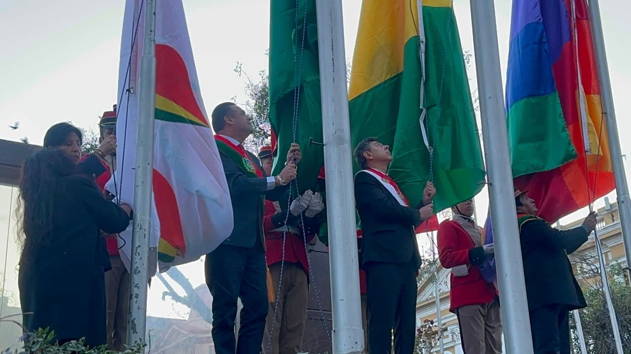 Fotografía de Fiestas Julias con la tradicional iza de banderas en plaza Murillo