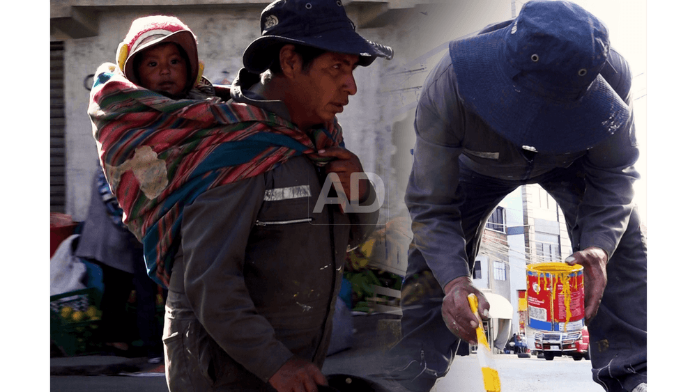 Con una brocha en la mano y su hija en el aguayo, don Franz encontró en las calles una forma de ganarse la vida