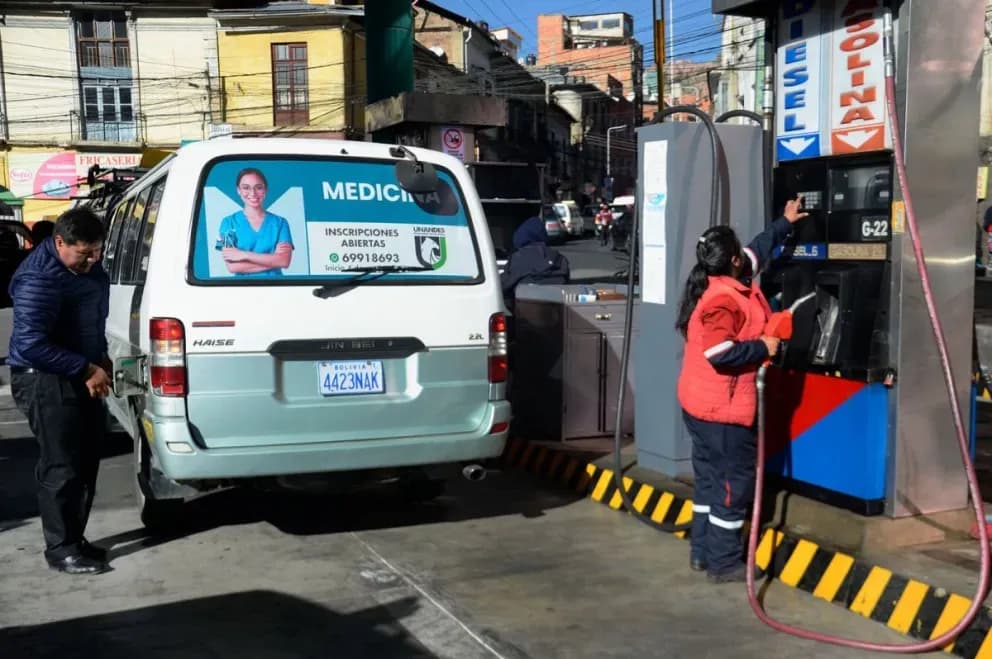 Fotografía de La escasez de combustible dejó horas y días de espera en filas que afectan al transporte y al trabajo