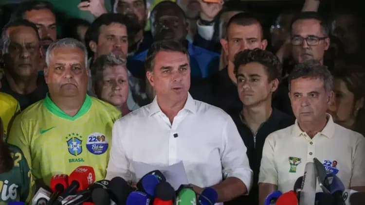 Ordenan a Flávio Bolsonaro entregar su pasaporte en medio de investigaciones por lavado de dinero