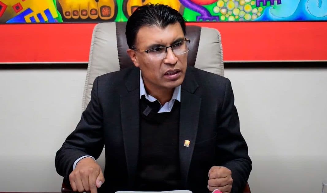 Fotografía de Aprehenden al senador Nilton Condori en el mercado campesino de El Alto