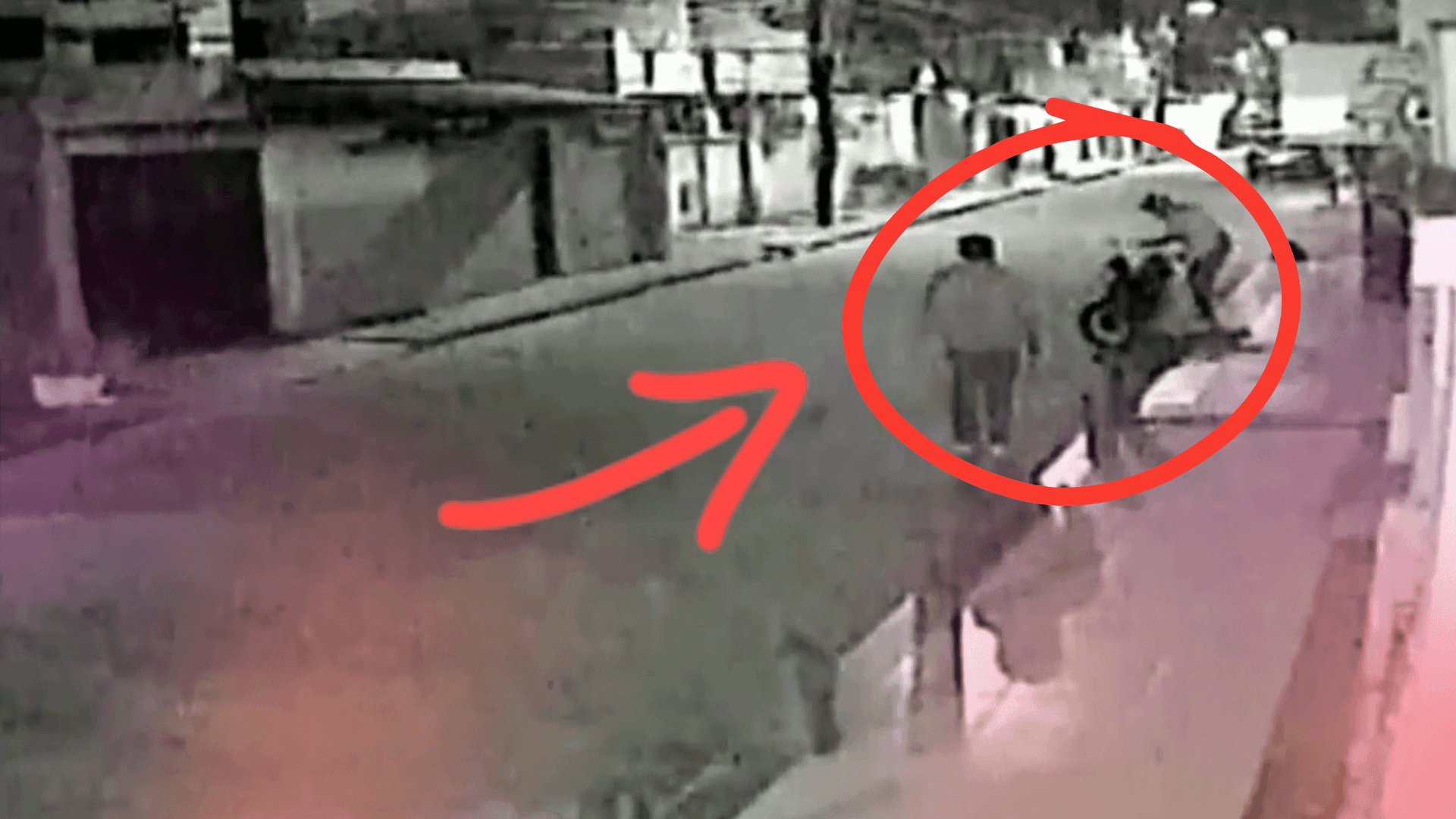 Fotografía de Cámaras captan intento de robo de una motocicleta y vecinos logran detener a dos sospechosos