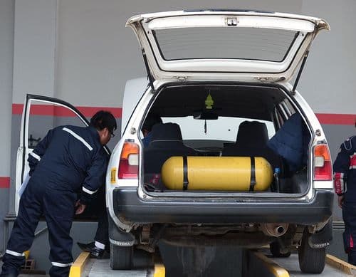 Gobierno entregó 400 kits para convertir micros de diésel a GNV en Santa Cruz