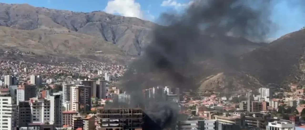 Fotografía de Incendio en un edificio en construcción fue controlado por bomberos en Cochabamba